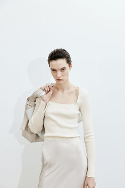 Top de canale con escote cuadrado