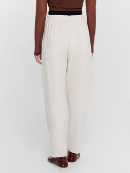 Брюки женские в бело-бежевом цвете белый песок 182422 - Mark formelle фото 4