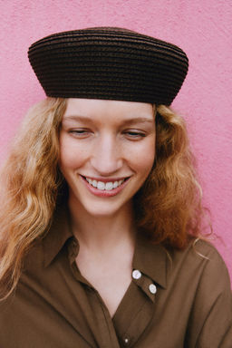 GORRO LISO CASQUETE / Marr?n