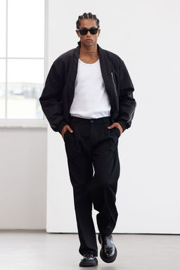 TRENDYOL MAN Limited Edition Siyah Oversize Fit Fermuar Detayl? V Yaka K?sl?k Mont TMNAW25MO00035