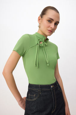 Trendyolmilla Siyah Dik Yaka Baglama Detayl? Vucuda Oturan Esnek Orme Bluz TWOSS25BZ00226  фото 12