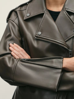 Куртка из искусственной кожи с ремнём / Zarina фото 8