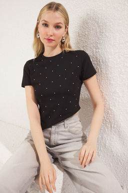 TRENDYOLMILLA Siyah Tas Detayl? fitted/Vucuda Oturan Asimetrik Etek Ucu Esnek Orme T-Shirt TWOSS25TS00063