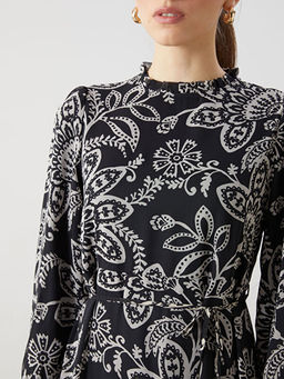 Dik Yaka Desenli Elbise