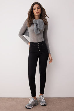 TRENDYOLMILLA Solmayan Siyah Onden Dugmeli Yuksek Bel Skinny Jeans TWOAW24JE00090