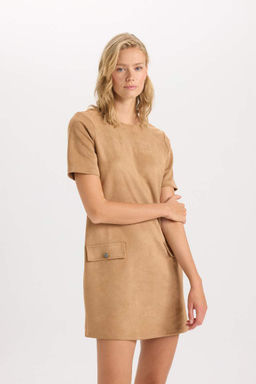 Мини-платье трапециевидного силуэта с круглым вырезом и короткими рукавами из ткани для подводного плавания