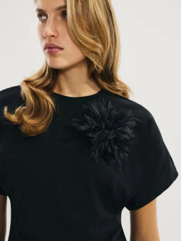 Футболка с брошью из перьев / Zarina