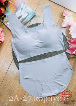 Комплект белья с женским топом и трусами