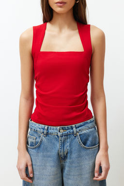 K?rm?z? Duz Kare Yaka Ask?l? Buzgulu Fitted/Vucuda Oturan Esnek Orme Bluz TWOSS24BZ00400