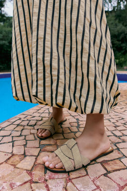 SANDALIA PLANA PIEL CRUZADA / Marr?n Arena - Zara фото 2