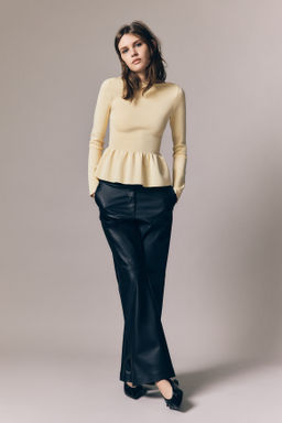 Top de punto con peplum