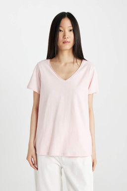 Базовая футболка стандартного кроя с V-образным вырезом и короткими рукавами