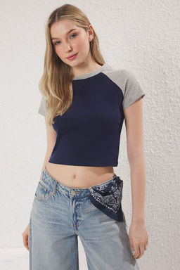 Lacivert Renk Bloklu Fitted/Vucuda Oturan Crop Pamuklu Esnek Orme T-Shirt TWOSS25TS00112