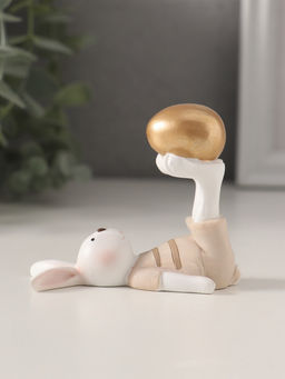 Фигурка Белый зайчик в бежевом наряде, с золотым яичком, полистоун, 8?4.5?7 см