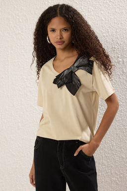 TRENDYOLMILLA Tas Fiyonk Aksesuar Detayl? Oversize/Genis Kal?p Orme T-Shirt TWOSS25TS00044