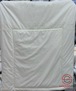 Набор в кроватку включает бортики, балдахин, простыню без резинки, наволочку, подушку и одеяло-пододеяльник.