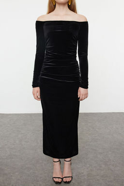 Trendyolmilla Siyah Vucuda Oturan Orme Kadife Midi Elbise TPRAW25EL00135 фото 3