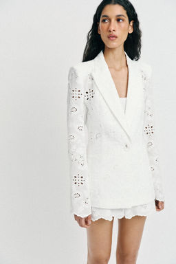 BLAZER ENTALLADA HOMBRERAS BORDADOS PERFORADOS / Blanco - Zara фото 4