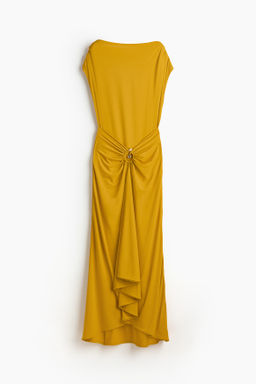 Vestido drapeado con escote barco
