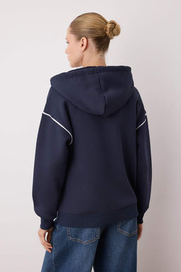 Lacivert Kapusonlu ve Biye Detayl? Oversize/Genis Kal?p Orme Sweatshirt TWOAW26SW00106 - Trendyolmilla фото 4
