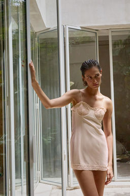 VESTIDO MINI COMBINADO AROS ENCAJE / Crudo / Beige