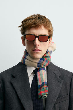 GAFAS DE SOL OVALADAS AARON LEVINE X ZARA / Marr?n