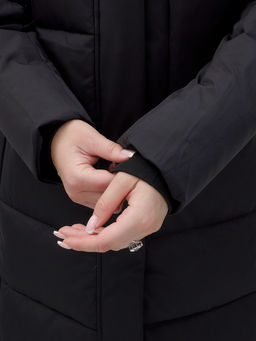 Пальто утепленное стеганное зимнее с капюшоном женское черного цвета 9628Ch - Mtforce фото 10