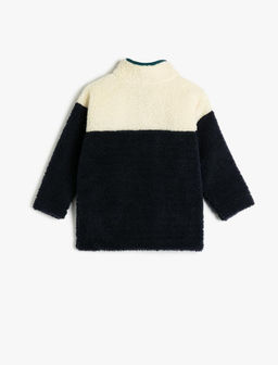 Плюшевая куртка для мальчика с воротником-стойкой на молнии и контрастным карманом с деталями