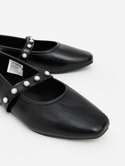 ?nci Detayl? Kad?n Kare Burun Babet