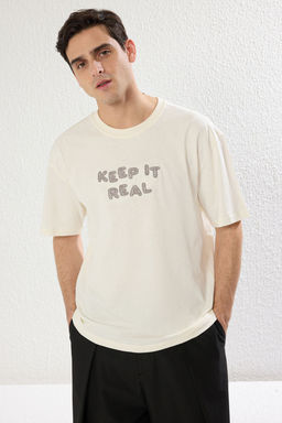 TRENDYOL MAN Ekru Unisex Oversize/Genis Kesim Bisiklet Yaka Yaz? Nak?sl? K?sa Kollu T-Shirt TMNSS25TS00023