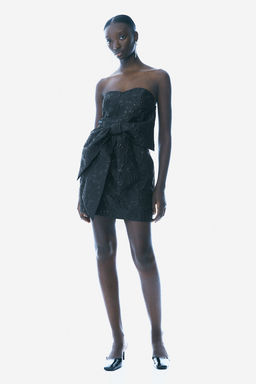Vestido en tejido jacquard con lazo decorativo
