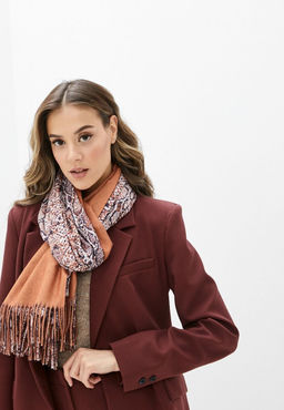 Палантин из полиэсетра и вискозы с бахромой - Модные истории фото 2