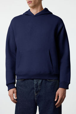 Lacivert Oversize/Genis Kesim S?rt? Nak?s Detayl? Kapusonlu Sweatshirt TMNAW25SW00142