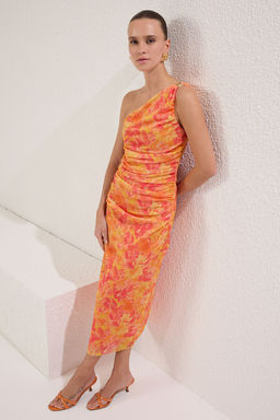 TRENDYOLMILLA Turuncu Tek Kol Vucuda Oturan Aksesuar Detayl? Tul Esnek Orme Midi Kalem Elbise TWOSS24EL00174 фото 2