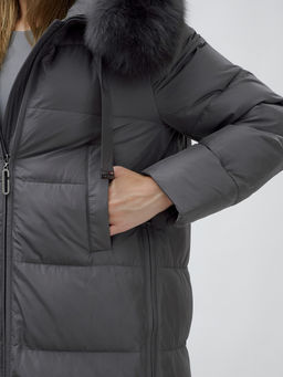 с натуральным мехом песца класса Люкс Бренд Visdeer Пальто зимние темно-серого цвета  фото 8