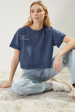 Indigo %100 Kal?n Pamuklu Soluk Efektli Bask?l? Relaxed Crop Orme T-Shirt TWOSS23TS00117
