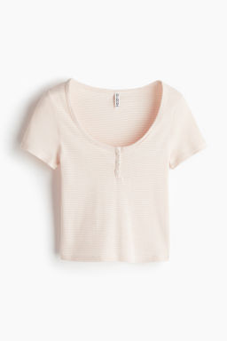 Camiseta con escote en U y tapeta de botones