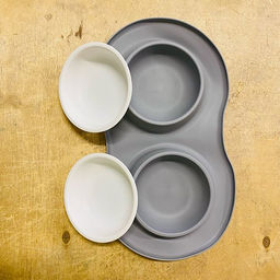 Двойная миска на силиконовой нескользящей подставке голубая 43х25х5см - Buro фото 2