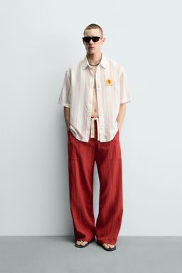 PANTAL?N RELAXED FIT ESTRUCTURA RAYAS / Rojo