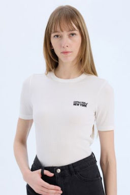 Slim Fit Dar Kesim Bisiklet Yaka Bask?l? Fitilli Kaskorse K?sa Kollu Tisort