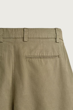 BERMUDA PLIEGUES REGULAR FIT / Beige