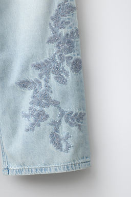 JEANS WIDE LEG FLORES BORDADAS STRASS / Azul