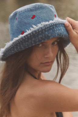 GORRO BUCKET DENIM BORDADOS CORAZONES
