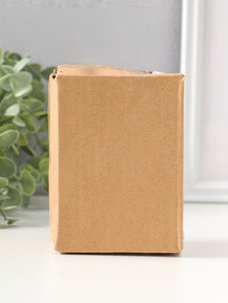 Фигурка полистоун Цыплёнок завязывает подарочный бант на яйце, 11 см