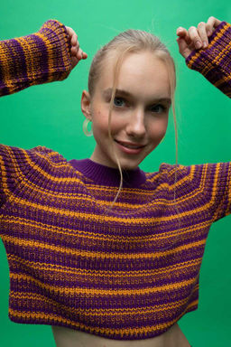 Крутой свитер стандартной посадки с круглым вырезом