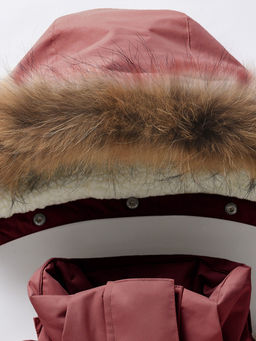 Парка зимняя подростковая для девочки с капюшоном и мехом бордового цвета 9534Bo