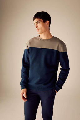 Плотный свитшот Comfort Fit с круглым вырезом