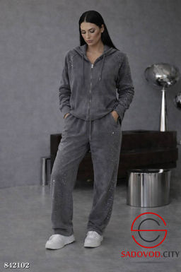 Спортивный женский костюм