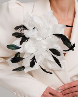 Премиальная Брошь с проволокой в шелковых лепестках и перышками