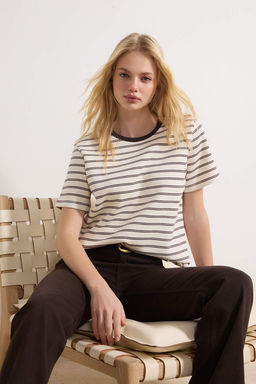 Kahverengi Cizgili Regular/Normal Kal?p K?sa Kollu Tok Interlok Orme T-Shirt TWOSS26TS00067